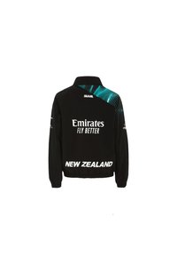 Giacca nera con colletto rialzato, con dettagli turchesi e testo bianco "Emirates Fly Better" e "New Zealand" sul retro.