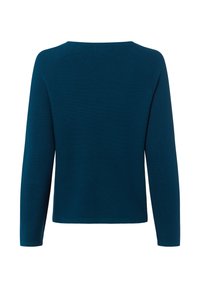 Ciemnozielony sweter dzianinowy z długim rękawem i okrągłym dekoltem, przedstawiony z tyłu na białym tle.