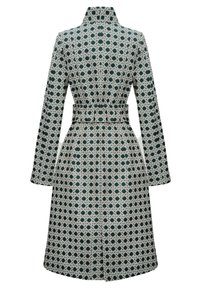 Zielony i biały płaszcz przeciwdeszczowy w wzory, z wysokim kołnierzem, długimi rękawami, talią w pasku i wentylacją z tyłu, wykonany z teksturowanej tkaniny.