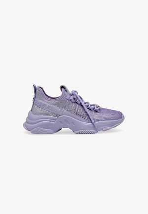 Sneaker en mesh violet avec des détails texturés, lacets plats et semelle rembourrée. Présente une tige légèrement réfléchissante et un design arrondi et robuste.