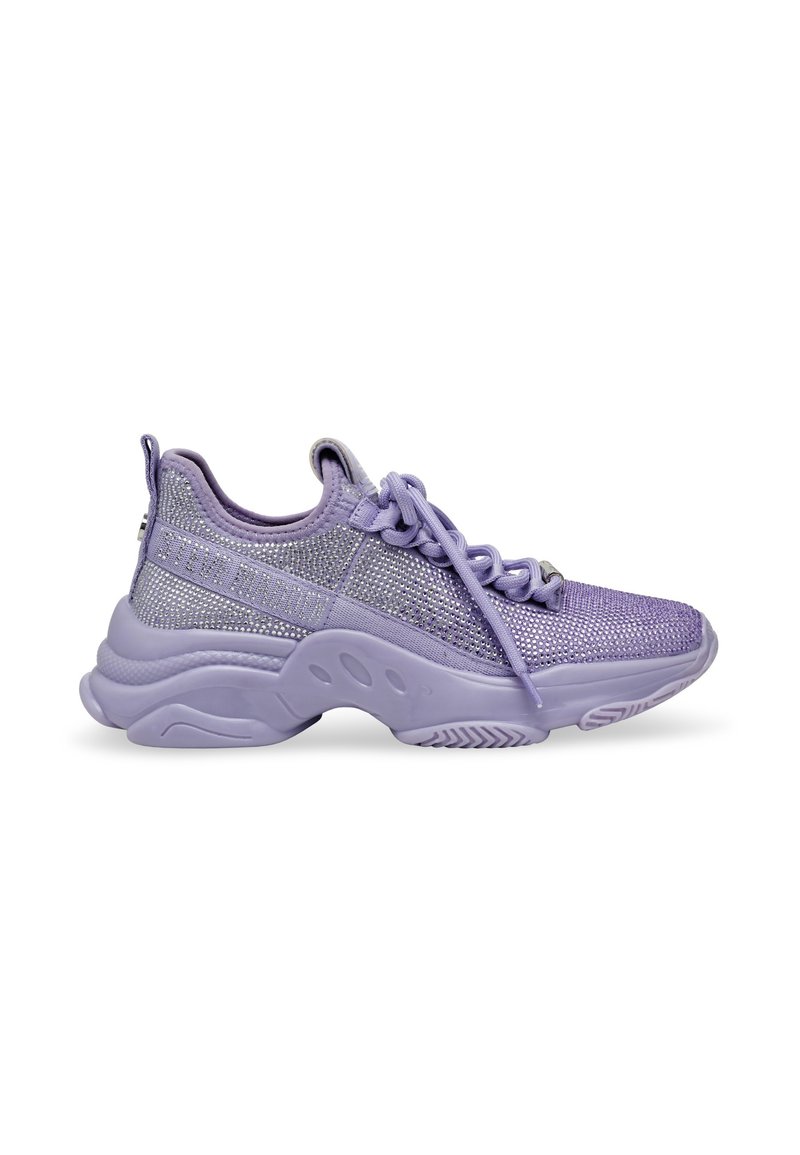 Zapatilla de malla morada con detalles texturizados, cordones planos y una suela acolchada. Presenta un upper ligeramente reflectante y un diseño redondeado y robusto.