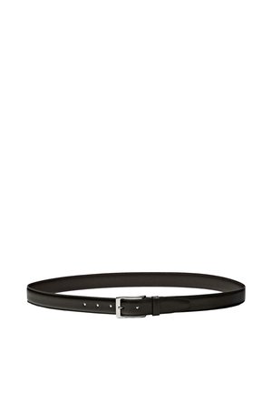 Ceinture en cuir noir avec texture lisse, boucle en métal argenté, cinq trous pour ajustements et bords cousus pour la durabilité.