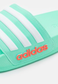 adidas Performance ADILETTE SHOWER - Chinelos de piscina - pulse mint/footwear white/turbo