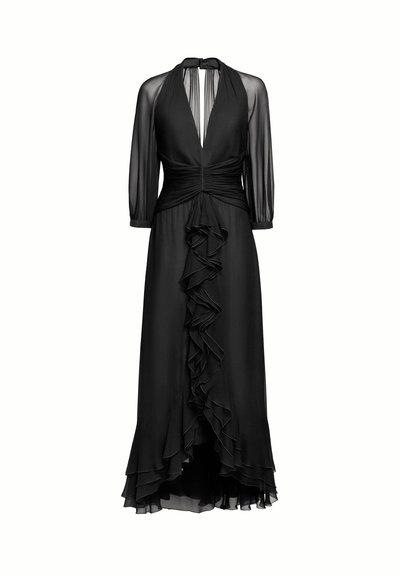 Rochie lungă neagră cu mâneci 3/4 transparente, decolteu adânc în V, talie strânsă și volane care se revarsă pe față și pe margine. Textură fină a țesăturii.