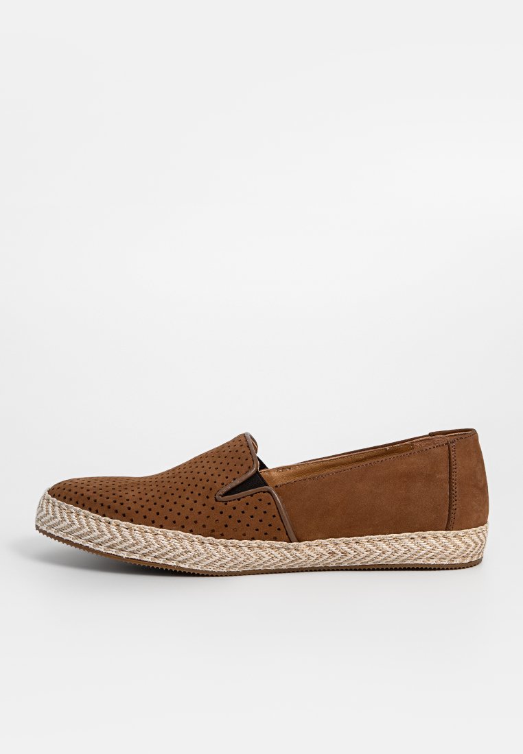 Brauner Slipperschuh aus perforiertem Wildleder mit einer geflochtenen Jutesohle und elastischen Seiteneinsätzen für einen einfachen Einstieg.