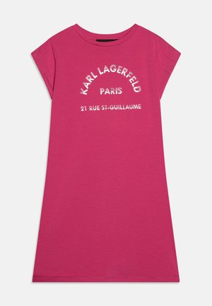 Robe rose à manches courtes avec "Karl Lagerfeld Paris" et "21 Rue St.-Guillaume" imprimés en blanc, fabriquée à partir d'un tissu stretch doux.