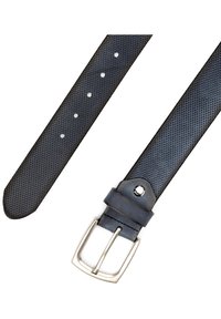 Marineblauwe geweven riem met een glad leren gesp, rechthoekige hardware in zilverkleur en meerdere verstelgaatjes langs de band.