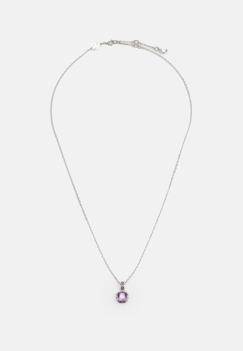 Colar de corrente em prata com um pendente de pedra preciosa roxa em forma de quadrado, apresentando um acabamento texturizado e pequenas pedras de acento acima da pedra principal.