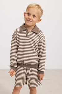 Randig brun och vit bomullsloungewear som har en kragklänning med lång ärm och shorts med elastisk midja. Mjuk textur, avslappnad passform.