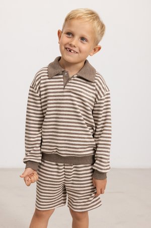 Loungewear en coton rayé marron et blanc comprenant un haut à manches longues avec col et un short avec taille élastique. Texture douce, coupe décontractée.