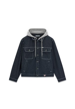 Tmavomodrá rifľová bunda s tenkými prúžkami, zapínaním na gombíky, dvoma klopovými náprsnými vreckami, bočnými vreckami a pripojenou sivou kapucňou so sťahovacími šnúrkami.