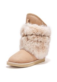 Béžová boot s jemným umelým kožúškom, zvršok z semišovej kože, zaoblená špička, plochá gumová podrážka a švy pozdĺž okraja podrážky.