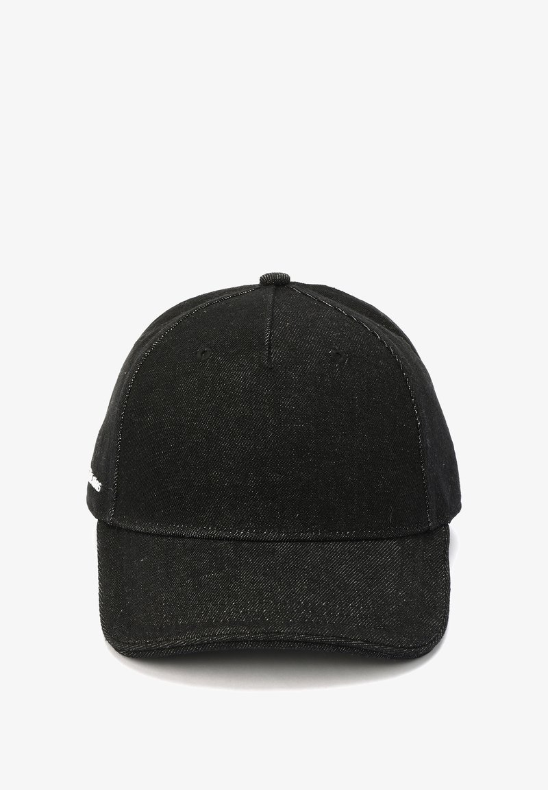 Schwarze Jeansmütze mit gebogenem Schirm, kontrastierender Naht und sechs Belüftungslöchern. Einfaches Design ohne Logos oder zusätzliche Akzente.