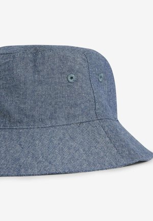 Denimbucket hat i mörkblått, med bred skärm och subtil textur. Har små öglor för ventilation. Sömdetaljer runt kronan.