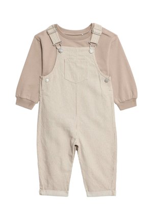 Beige og hvide stribede fløjlsoveralls med forlomme, båret over en lysebrun langærmet skjorte med ribstrikkede manchetter, designet til en baby.