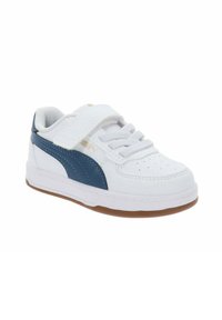 Sneaker bianca con una striscia blu, dotata di una fascia in velcro, punta rotonda, superiore perforato per la traspirabilità e suola in gomma marrone.