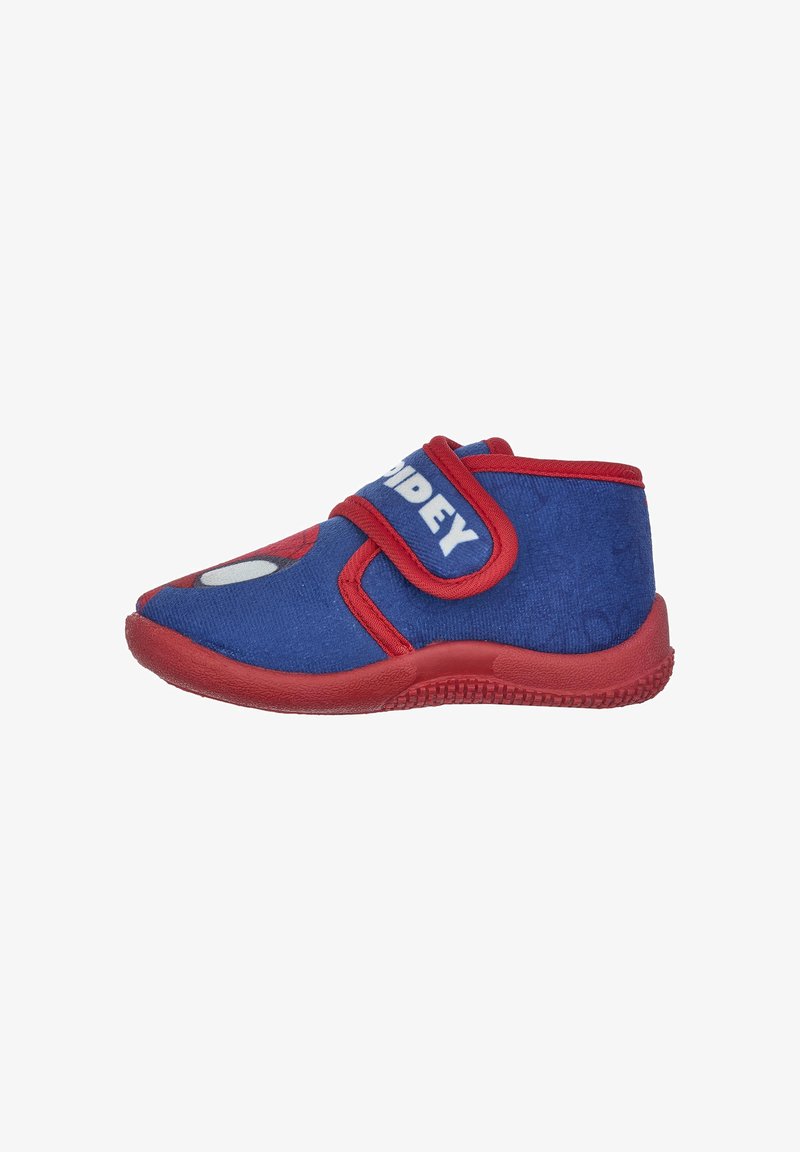 Zapatos de tela azul con detalles rojos, que cuentan con una correa de Velcro, punta redondeada y un diseño de personaje en la parte frontal. El texto dice "SPIDEY."