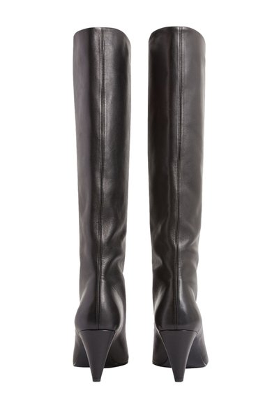 Botas de cuero negras por encima de la rodilla con un diseño elegante, tacón de aguja puntiagudo y costuras visibles. Textura suave con alto brillo.