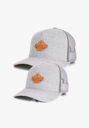 Szara czapka z teksturowanym przodem z materiału i siateczkowym tyłem, z pomarańczową skórzaną łatą z napisem "BLACKSKIES" oraz detalami logo.