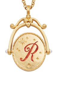 Gouden hanger met een in het rood geschreven "R", verfraaid met sterren en kleine parels. Getextureerd rond ontwerp met een sierlijke bovenste lus.