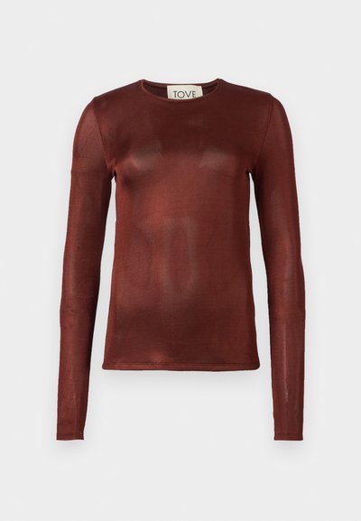 T-shirt de manga longa em vermelho ferrugem, feita de um tecido ribado e transparente. Apresenta um decote redondo e uma silhueta ajustada, sem fechos visíveis.