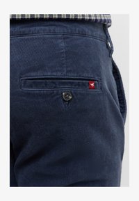 Unausgewählt, navy blazer