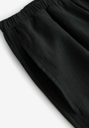 Mustad puuvillaseelikud elastse vöökohtadega ja külgmiste säärtega. Kangas on sileda tekstuuriga ja lihtsa, ilma kaunistusteta disainiga.