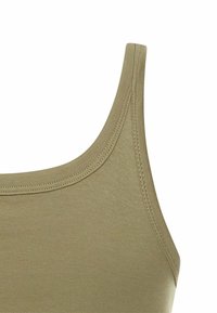 Olivgrünes Tanktop mit glatter Textur, schmalen Trägern und rundem Ausschnitt. Nähte sind entlang der Kanten sichtbar.