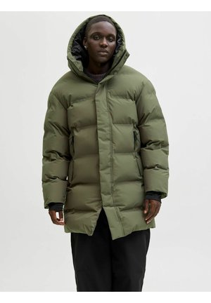 Olijfgroene pufferjack met een capuchon, met een gequilte ontwerp, zijzakken en een zachte textuur. De jas heeft een drukknoopsluiting.