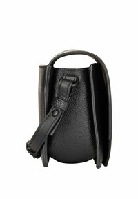 Czarna skórzana torba o teksturowanym wykończeniu, zaokrąglonym kształcie, krótkim uchwycie i odczepianym pasku, z otwartym projektem górnej części.