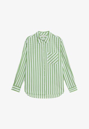 Zielono-biała koszula zapinana na guziki z wyraźnym kołnierzykiem, długimi rękawami oraz kieszenią na lewej piersi w diagonalne paski.
