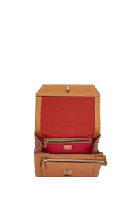 Sac en cuir tan avec une fermeture magnétique, doublure en tissu rouge, plusieurs compartiments et une poche zippée pour un rangement sécurisé.