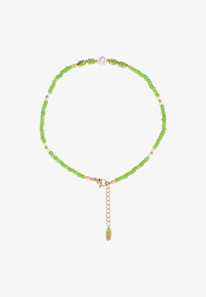 Zartes Armband mit kleinen grünen und weißen Perlen, goldenen Akzenten, einer einzelnen unregelmäßigen weißen Perle und einem goldenen Kettenverschluss mit Verlängerung.