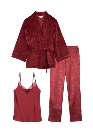 Accappatoio bordeaux in velluto con cintura, pantaloni delicati con motivo floreale e canottiera con bordo in pizzo, tutti in tonalità coordinate di rosso.