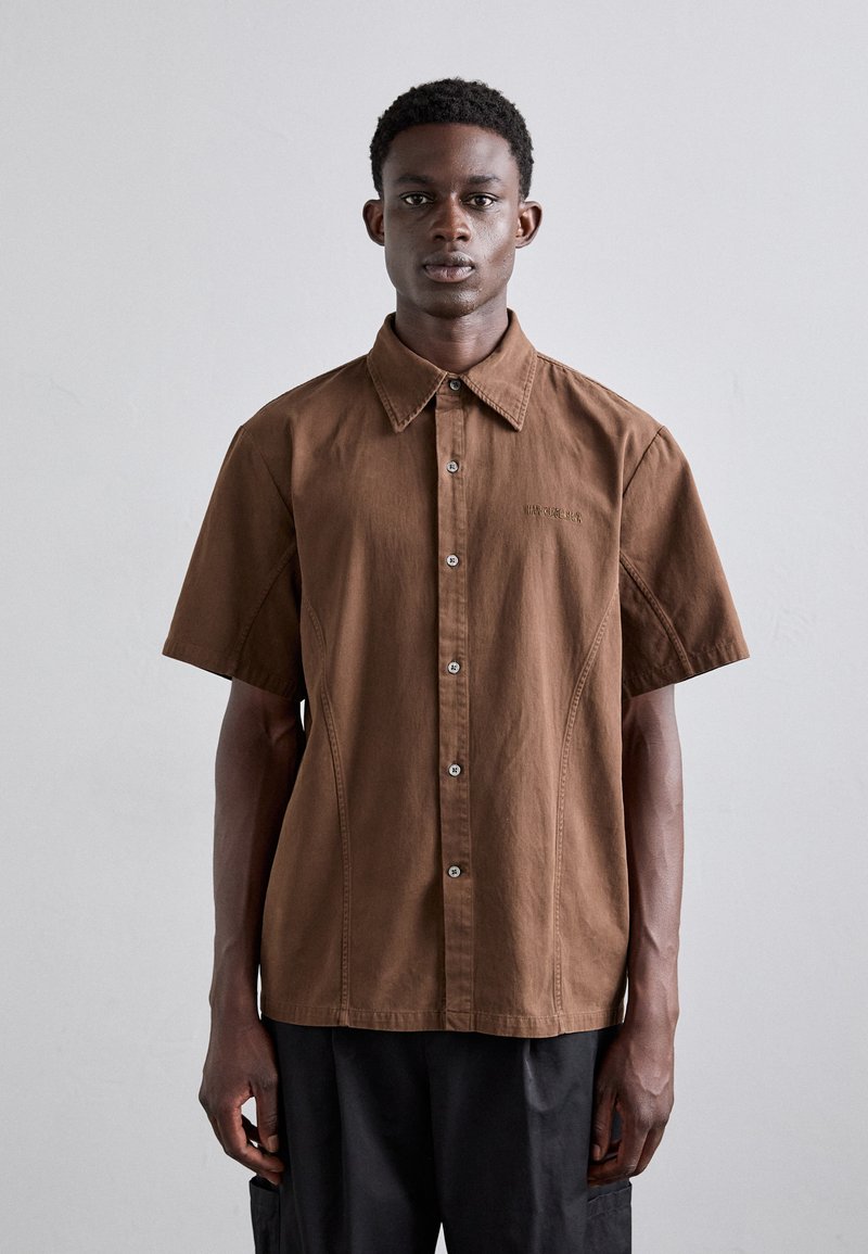 Han Kjøbenhavn - LOOSE LOGO - Shirt - brown, Enlarge