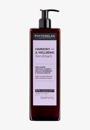 Flacon rouge foncé avec pompe noire étiqueté Phytorelax Harmony & Wellbeing baume de douche, 500 ml, fabriqué en Italie, 97 % d'ingrédients d'origine naturelle.