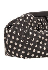 Schwarze Ledertasche mit silbernen Nieten verziert. Die Tasche hat eine weiche, zerknitterte Textur und eine abgerundete Form, ausgestattet mit einem oberen Verschluss.