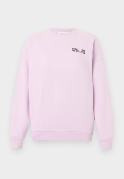 Ανοιχτό ροζ φούτερ με στρογγυλή λαιμόκοψη, μανσέτες με ρίγες και μικρό μαύρο λογότυπο κειμένου στο μπροστινό μέρος, με άνετη εφαρμογή και ομαλή υφή.