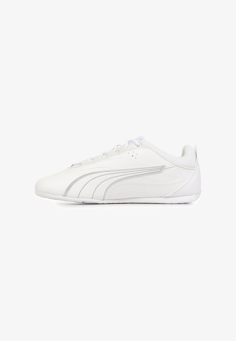 Chaussures de sport blanches en cuir synthétique à texture lisse, dotées d'accents gris, d'un profil bas et d'un design à lacets.