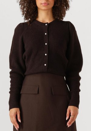 Donkerbruin gebreide cardigan met een ronde hals, parelknoop sluiting aan de voorkant en pofmouwen, gecombineerd met een bijpassende A-lijn rok.