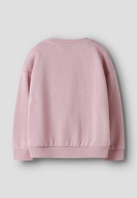 Różowa bluza z ribbowanym dekoltem i mankietami, charakteryzująca się luźnym krojem i miękką teksturą. Brak widocznych wzorów lub metalowych detali.