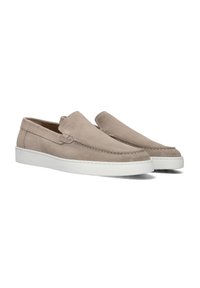 Beige suède instap schoenen met witte rubberen zolen. Kenmerken zijn gestikte details en een gladde, minimalistische uitstraling voor casual gebruik.