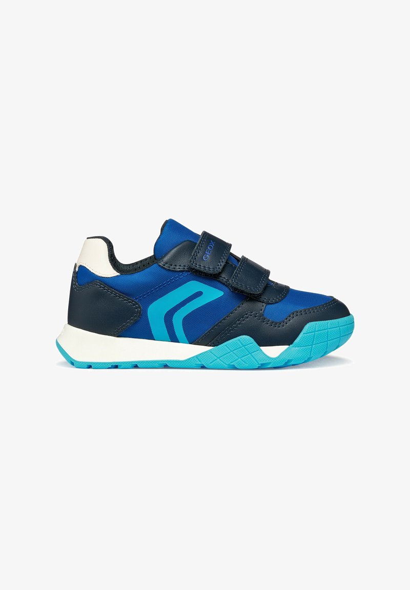 Baskets enfant bleues et noires avec des accents turquoise, des bandes Velcro et une semelle texturée, vues de profil sur fond blanc.