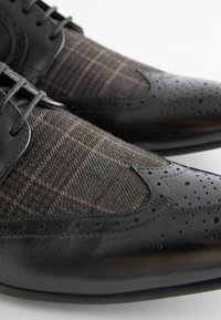 Next CHECK BROGUE REGULAR FIT - Business sko - black