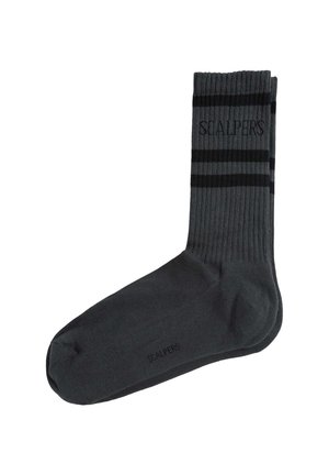 Dunkelgraue Baumwollsocken mit geripptem Muster, die schwarze horizontale Streifen und das Wort "SCALPERS" an der Seite eingewebt haben.