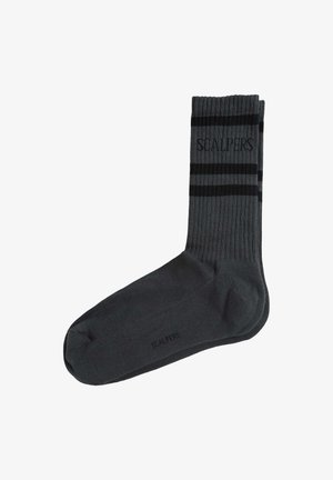 Dunkelgraue Baumwollsocken mit geripptem Muster, die schwarze horizontale Streifen und das Wort "SCALPERS" an der Seite eingewebt haben.