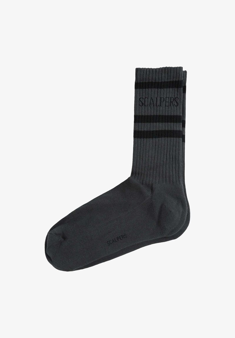 Chaussettes en coton gris foncé avec une texture côtelée, ornées de rayures horizontales noires et du mot "SCALPERS" tissé sur le côté.