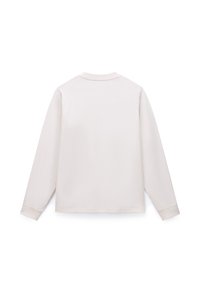 Πουκάμισο μακρυμάνικο, φτιαγμένο από ελαφρύ μπεζ βαμβάκι, με στρογγυλή γιακά, ελάχιστες ραφές και ελαφρώς άνετη εφαρμογή· χωρίς ορατά σχέδια ή διακοσμητικά.