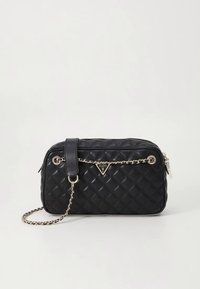 Melna čūskas raksta soma no sintētiska materiāla ar augšējo rāvējslēdzēju un zelta tonī ķēdes siksnu. Izceļas ar trīsstūrveida logotipa plāksnīti un gludu apdari.