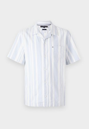 Kortermet skjorte i lyseblå med hvite vertikale striper. Har krage som kan brettes ned, frontlomme og knappestolpe. Laget av bomull.